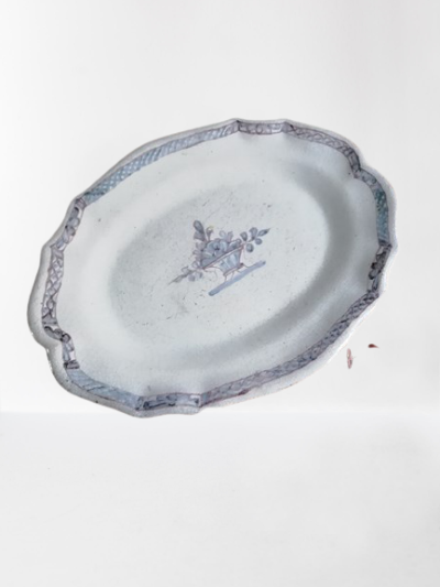 Plat en faïence de Rouen « cul noir » décor fleur