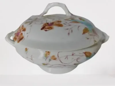 Soupière en porcelaine blanche à décor floral