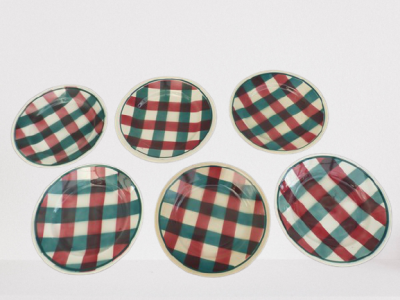 Assiettes plates vintage carreaux vichy faïencerie de Givors